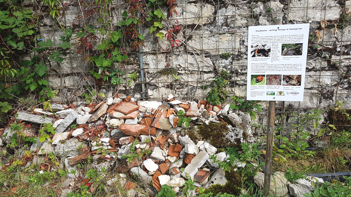 Steinhaufen, Biotop im Naturgarten für Insekten und Reptilien Steinhaufen, Biotop im Naturgarten für Insekten und Reptilien